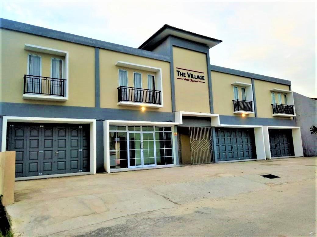Hotel The Village Syariah Pekanbaru Exterior photo